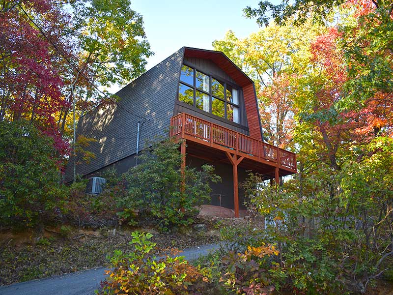 photo of chalet from the front driveway